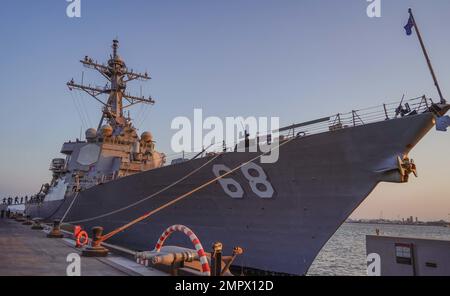 221120-N-EB711-1005 MANAMA (Bahreïn) (20 novembre 2022) le destroyer à missiles guidés USS The Sullivans (DDG 68), se lance à Manama (Bahreïn), novembre 20. Les Sullivans sont déployés dans la zone d'opérations de la flotte américaine 5th afin d'assurer la sécurité et la stabilité maritimes dans la région du Moyen-Orient. Banque D'Images