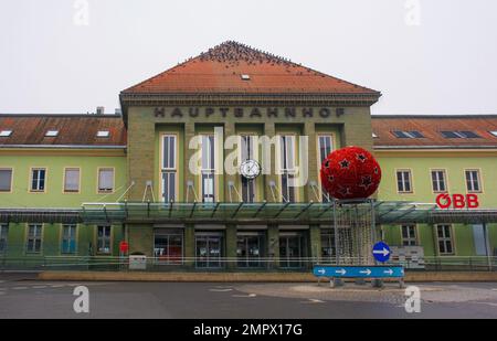 Villach, Autriche - 24 décembre 2022. La veille de Noël à Villach Hauptbahnhof, la gare centrale de Villach, en Carinthie, en Autriche. Banque D'Images