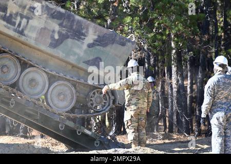 Les soldats du RTS-M de la Garde nationale du New Jersey. Le site régional de formation - entretien (RTS-M) se trouve sur le complexe de la gamme de fort dix au site de formation des ingénieurs n° 2. Il effectue la formation de récupération et le déplacement de véhicules lourds. (Photos prises par le centre de soutien à l'entraînement de fort dix / Daniel Amburg) Banque D'Images