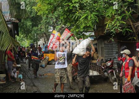 Des représentants de la ville des Philippines, des militaires des Forces armées des Philippines, de la police nationale des Philippines, de la Garde côtière auxiliaire des Philippines et des États-Unis La Force opérationnelle des opérations spéciales 511,2 participe à un nettoyage d'inondation à Barangay Tumaga, à Zamboanga, Philippines, le 20 novembre 2022. Le personnel de plusieurs organisations a appuyé le nettoyage des inondations en fournissant des camions de déchets, de l'eau et du déjeuner aux enfants de la collectivité. Nos interactions continues en face à face avec nos alliés et nos partenaires sont à la base de nos relations bilatérales, créant ainsi la confiance dans la région que nous allons Banque D'Images