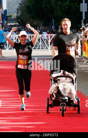 Melissa Rycroft, son mari Tye Strickland et sa fille Ava Grace assistent au marathon et au mini-marathon Dodge Rock 'N' Roll Los Angeles 1/2 qui profitent à l'ASPCA de L.A. EN DIRECT. Los Angeles, Californie. 30th octobre 2011. . Banque D'Images