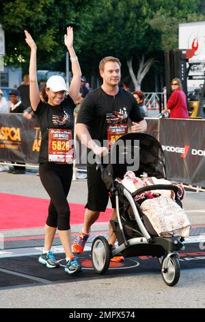 Melissa Rycroft, son mari Tye Strickland et sa fille Ava Grace assistent au marathon et au mini-marathon Dodge Rock 'N' Roll Los Angeles 1/2 qui profitent à l'ASPCA de L.A. EN DIRECT. Los Angeles, Californie. 30th octobre 2011. . Banque D'Images