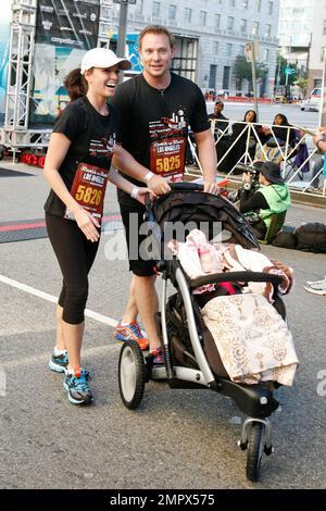 Melissa Rycroft, son mari Tye Strickland et sa fille Ava Grace assistent au marathon et au mini-marathon Dodge Rock 'N' Roll Los Angeles 1/2 qui profitent à l'ASPCA de L.A. EN DIRECT. Los Angeles, Californie. 30th octobre 2011. . Banque D'Images