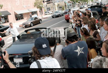 Lindsay Lohan proteste-t-elle trop ? L'actrice, qui courtise la polémique depuis que Morgan Creek productions l'a mise en garde contre le licenciement au travail en raison de son programme de fête public évident, a décidé de déjeuner avec beau Harry Morton le jour de son congé dans le restaurant le plus photographié de LA, l'Ivy. Après le déjeuner, Lohan a été escortée à sa voiture par un garde de sécurité, provoquant la frénésie habituelle des célébrités chez les fans, les chasseurs d'autographes et les amateurs de photo. Ironiquement, l'actrice souvent photographiée a plus tard envoyé un courriel à Perezhilton.com -- la reine des médias autoproclamée -- pour laisser le wor Banque D'Images