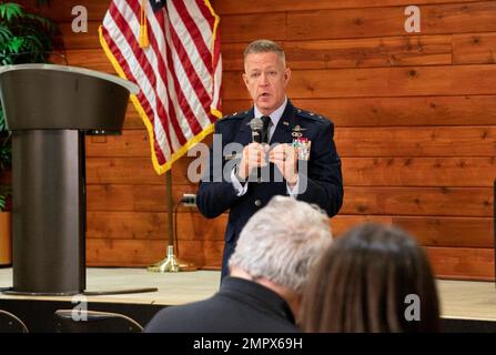 Le général de division Rich Neely de la Force aérienne, l'adjudant général de l'Illinois et le commandant de la Garde nationale de l'Illinois parlent aux étudiants de l'Université d'État de Chicago le 21 novembre. Lors de sa visite sur le campus, Neely a parlé avec les étudiants des avantages éducatifs de servir à la Garde nationale. Banque D'Images