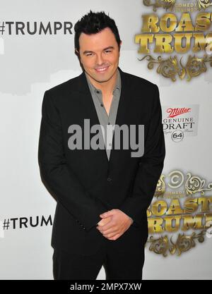 Seth MacFarlane pose sur le tapis d'or de la salle de bal Hammerstein de Comedy Central Roast of Donald Trump. New York, NY. 03/09/11. Banque D'Images