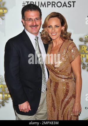 Marlee Matlin et son mari Kevin Grandalski posent sur le tapis d'or de la salle de bal Hammerstein de Comedy Central Roast of Donald Trump. New York, NY. 03/09/11. Banque D'Images