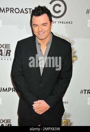 Seth MacFarlane pose sur le tapis d'or de la salle de bal Hammerstein de Comedy Central Roast of Donald Trump. New York, NY. 03/09/11. Banque D'Images