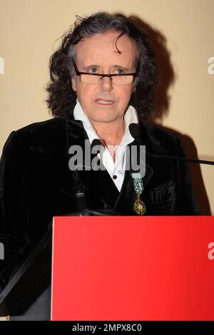 L'auteure-compositrice écossaise Donovan reçoit le Prix de l'Officier de l'ordre des Arts et des lettres de la ministre française de la Culture et de la communication Christine Albanel lors du MIDEM à Cannes, en France. 1/18/09. Banque D'Images
