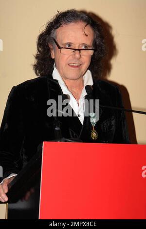 L'auteure-compositrice écossaise Donovan reçoit le Prix de l'Officier de l'ordre des Arts et des lettres de la ministre française de la Culture et de la communication Christine Albanel lors du MIDEM à Cannes, en France. 1/18/09. Banque D'Images