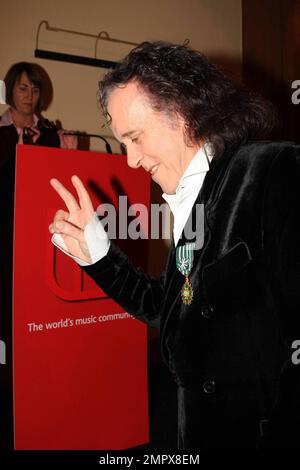 L'auteure-compositrice écossaise Donovan reçoit le Prix de l'Officier de l'ordre des Arts et des lettres de la ministre française de la Culture et de la communication Christine Albanel lors du MIDEM à Cannes, en France. 1/18/09. Banque D'Images