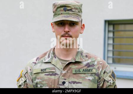 ÉTATS-UNIS Nathan Roy, SPC de l'armée, États-Unis L'activité correctionnelle régionale de l'Armée de terre-Europe, se trouve en face des États-Unis Installation de correction régionale de l'armée-Europe après avoir été reconnue par le général de division James Smith, commandant général, 21st Theatre Sustainment Command, lors d'une visite guidée de l'installation à Sembach Kaserne, Allemagne, 22 novembre 2022. Banque D'Images