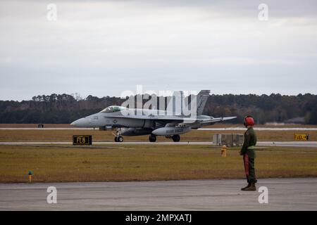 ÉTATS-UNIS Le lieutenant-colonel Timothy Miller du corps maritime, pilote F/A-18, Escadron d'attaque de chasseurs maritimes 115, Groupe d'aéronefs maritimes 31, revient en taxi après son dernier vol à la station aérienne du corps marin Beaufort (Caroline du Sud), le 23 novembre 2022. Le dernier vol commémore les réalisations de Miller dans sa carrière et son service fidèle de 21 ans. Banque D'Images