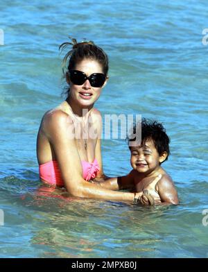 Le mannequin Doutzen Kroes montre son incroyable personnage dans un bikini rose alors qu'elle passe un moment de qualité sur la plage avec son fils de 17 mois Phyllon Joy Gorre. Les deux swam et joué dans le sable. Miami Beach, Floride. 18th juin 2012. . Banque D'Images