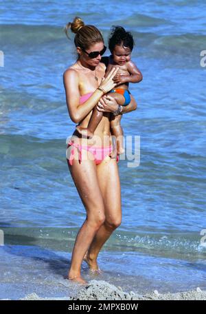 Le mannequin Doutzen Kroes montre son incroyable personnage dans un bikini rose alors qu'elle passe un moment de qualité sur la plage avec son fils de 17 mois Phyllon Joy Gorre. Les deux swam et joué dans le sable. Miami Beach, Floride. 18th juin 2012. . Banque D'Images