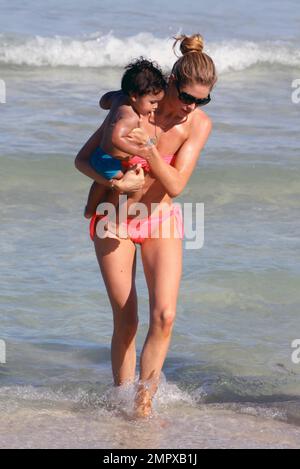 Le mannequin Doutzen Kroes montre son incroyable personnage dans un bikini rose alors qu'elle passe un moment de qualité sur la plage avec son fils de 17 mois Phyllon Joy Gorre. Les deux swam et joué dans le sable. Miami Beach, Floride. 18th juin 2012. . Banque D'Images