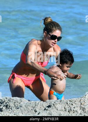 Le mannequin Doutzen Kroes montre son incroyable personnage dans un bikini rose alors qu'elle passe un moment de qualité sur la plage avec son fils de 17 mois Phyllon Joy Gorre. Les deux swam et joué dans le sable. Miami Beach, Floride. 18th juin 2012. . Banque D'Images