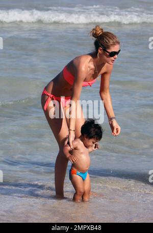 Le mannequin Doutzen Kroes montre son incroyable personnage dans un bikini rose alors qu'elle passe un moment de qualité sur la plage avec son fils de 17 mois Phyllon Joy Gorre. Les deux swam et joué dans le sable. Miami Beach, Floride. 18th juin 2012. . Banque D'Images