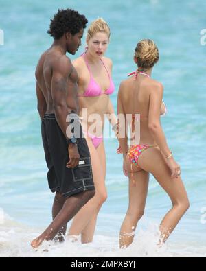 Doutzen Kroes, le modèle secret de Victoria, et son petit ami (chèque) passent une journée à Miami Beach, FL, 9/21/08. Banque D'Images