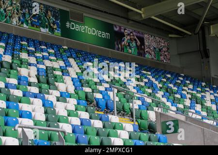 Rangées inclinées de sièges en plastique modernes dans le terrain de football britannique. Place vide Windsor Park, Belfast. Banque D'Images