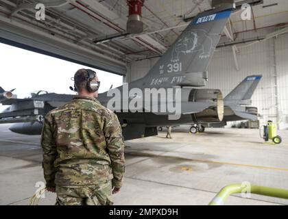 A ÉTATS-UNIS Technicien de maintenance d'aéronefs tactiques de la Force aérienne avec la 115th Fighter Wing Wing de la Garde nationale aérienne du Wisconsin, Madison, Wisconsin, preps un F-16 Fighting Falcon Aircraft 22 novembre 2022 lors d'une visite de direction senior au champ Truax. Banque D'Images