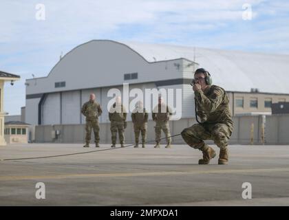 ÉTATS-UNIS Air Force Airman 1st classe William Bischel, technicien de maintenance d'aéronefs avec la 148th Fighter Wing Wing de la Garde nationale aérienne du Minnesota, Duluth, Minnesota, preps un F-16 Fighting Falcon Aircraft 22 novembre 2022 à Truax Field, Madison, Wisconsin. ÉTATS-UNIS Les hauts dirigeants de la Force aérienne ont visité les aviateurs pour témoigner de leurs réalisations et voir comment ils fonctionnent de première main. Banque D'Images