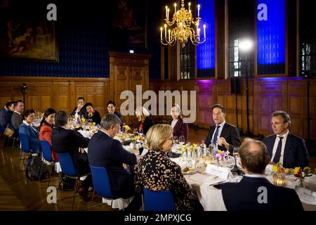 DEN B.Sc. - Premier ministre Mark Rutte, Premier ministre Jan Jambon et les ministres néerlandais et flamand lors du sommet du gouvernement flamand-néerlandais. Une délégation des gouvernements néerlandais et flamand se réunit pour promouvoir une bonne coopération dans de nombreux domaines. ANP KOEN VAN WEEL pays-bas hors - belgique hors Banque D'Images