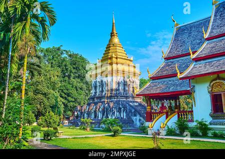 Le comple Elephant Chedi ou Chedi Chang LOM, décoré avec des éléphants de stuc et dorures, entouré d'un jardin tropical du temple Wat Chiang Man, CH Banque D'Images