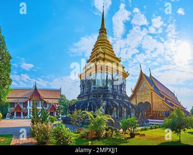 Panorama du temple Wat Chiang Man avec jardin vert, halls Elephant Chedi et viharn, Chiang Mai, Thaïlande Banque D'Images