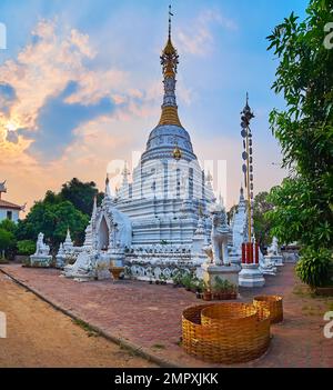 Le Chedi en stuc blanc sculpté de Wat Mahawan, surmonté d'un parapluie hti doré et entouré de statues de lions de Chinthe, Chiang Mai, Thaïlande Banque D'Images