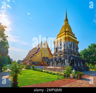 Le domaine du temple Wat Chiang Man avec Elephant Chedi médiéval et grand viharn derrière lui, Chiang Mai, Thaïlande Banque D'Images