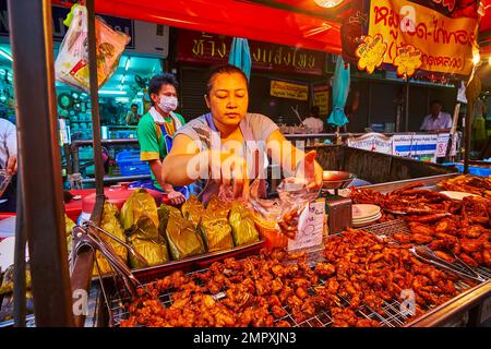 CHIANG MAI, THAÏLANDE - 3 MAI 2019: La nourriture stalle dans le marché de Warorot avec le porc grillé et les feuilles de banane roulés, sur 3 mai à Chiang Mai Banque D'Images