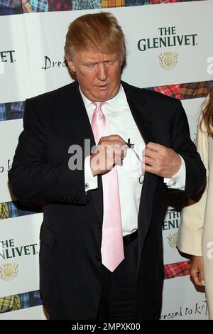 Donald Trump pose pour les photographes lors du salon de mode caritatif « Doppour Kilt » 9th qui s'est tenu à la Hammerstein Ballroom. New York, NY. 04/05/11. Banque D'Images