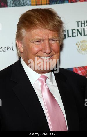 Donald Trump pose pour les photographes lors du salon de mode caritatif « Doppour Kilt » 9th qui s'est tenu à la Hammerstein Ballroom. New York, NY. 04/05/11. Banque D'Images