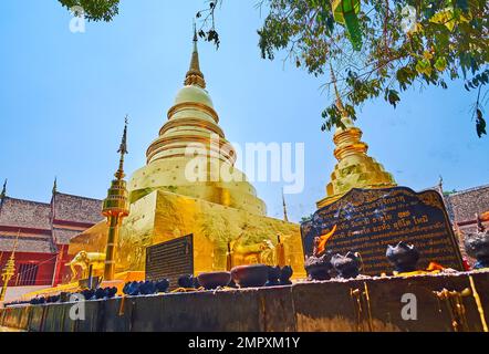 L'autel avec des bougies en feu et des bâtons d'encens sur le terrain du temple Wat Phra Singh, Chiang Mai, Thaïlande Banque D'Images