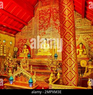 CHIANG MAI, THAÏLANDE - 3 MAI 2019 : la salle de prière rouge ornée de Viharn Lai Kham, décorée de motifs dorés et de statues dorées de Bouddha, Wat Banque D'Images