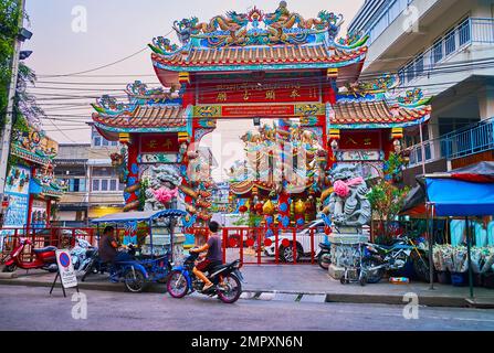 CHIANG MAI, THAÏLANDE - 3 MAI 2019 : porte paifang ornée, décorée de sculptures de dragon, de motifs sculptés, de piliers et de statues de chiens foo en pierre, le mai Banque D'Images