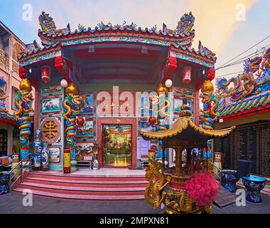 La façade sculptée du sanctuaire Pung Thao Kong avec un toit panoramique, des piliers de dragon, des peintures colorées, Chiang Mai, Thaïlande Banque D'Images
