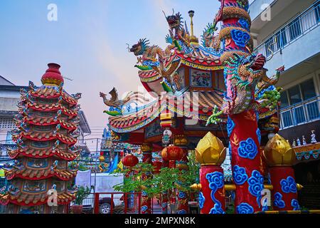 La pagode colorée, le pilier du dragon et le pavillon sculpté du sanctuaire ancestral de Pung Thao Kong, Chiang Mai, Thaïlande Banque D'Images