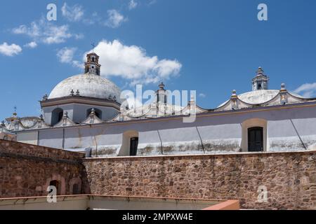 Dômes de l'église Saint-Domingue de Guzman à Ocotlan de Morelos, Oaxaca, Mexique. Le monastère est en face. Banque D'Images