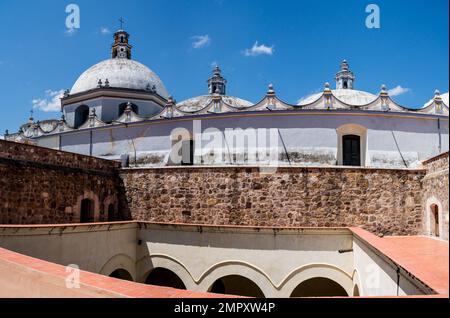 Dômes de l'église Saint-Domingue de Guzman à Ocotlan de Morelos, Oaxaca, Mexique. Le monastère est en face. Banque D'Images