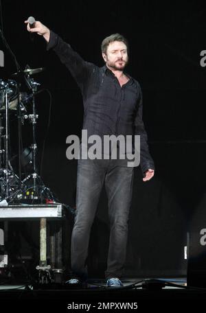 Simon le bon de Duran Duran se produit en direct le premier jour du festival Ultra Music Festival 2011 qui a lieu au Bicentennial Park. L'événement de trois jours complet verra 100 000 fans de musique pendant les 13th ans du festival. Sur scène, Simon le bon, qui portait une veste Union Jack noire à sequins, a donné une performance énergique en lui laissant ce qui semblait être une chemise suérante à la fin du spectacle. Miami, Floride. 03/25/11. Banque D'Images