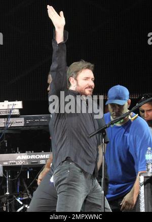 Simon le bon de Duran Duran se produit en direct le premier jour du festival Ultra Music Festival 2011 qui a lieu au Bicentennial Park. L'événement de trois jours complet verra 100 000 fans de musique pendant les 13th ans du festival. Sur scène, Simon le bon, qui portait une veste Union Jack noire à sequins, a donné une performance énergique en lui laissant ce qui semblait être une chemise suérante à la fin du spectacle. Miami, Floride. 03/25/11. Banque D'Images