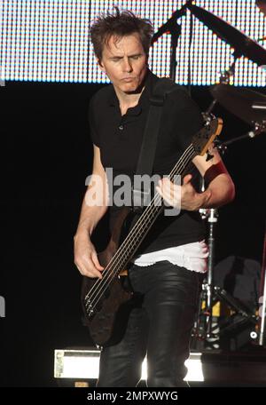 John Taylor de Duran Duran se produit en direct le premier jour du festival Ultra Music Festival 2011 qui a lieu au Bicentennial Park. L'événement de trois jours complet verra 100 000 fans de musique pendant les 13th ans du festival. Sur scène, Simon le bon, qui portait une veste Union Jack noire à sequins, a donné une performance énergique en lui laissant ce qui semblait être une chemise suérante à la fin du spectacle. Miami, Floride. 03/25/11. Banque D'Images