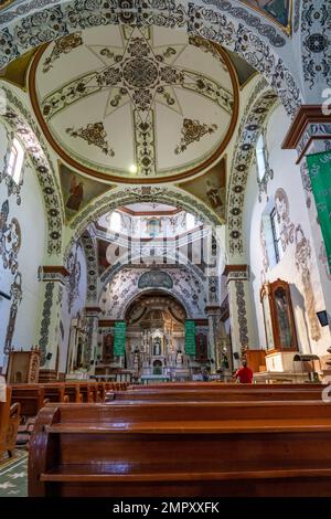 Nef restaurée à la décoration ornately de l'église de Saint-Domingue de Guzman à Ocotlan de Morelos, Oaxaca, Mexique. Banque D'Images