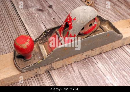 outil de menuiserie de rabot sur un morceau de bois Banque D'Images