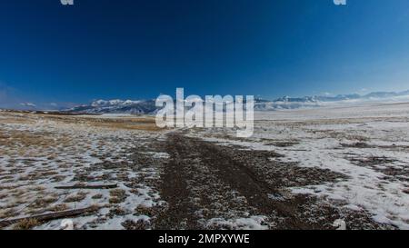 Long Road vers les montagnes Banque D'Images