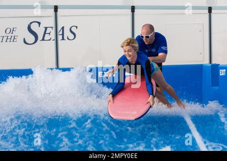 EXCLUSIF !! Les couples Carlos PenaVega & Witney Carson et Alek Skarlatos & Lindsay Arnold, « Dancing with the Stars », ont naviguant sur le nouveau navire à puce de la Royal Caribbean, Anthem of the Seas. Les célébrités ont été repérées en prenant une promenade dans le North Star, en parachutisme à la ripcord par iFly, en montant des autos tamponneuses à SeaPlex et en attrapant une vague sur le simulateur de surf FlowRider. Les couples étaient à bord pour apprendre une danse de « We Will Rock You », pour l'épisode de novembre 9 de DWTS, en diffusant 8/7 Central sur ABC. 5th novembre 2015. Banque D'Images