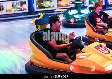 EXCLUSIF !! Les couples Carlos PenaVega & Witney Carson et Alek Skarlatos & Lindsay Arnold, « Dancing with the Stars », ont naviguant sur le nouveau navire à puce de la Royal Caribbean, Anthem of the Seas. Les célébrités ont été repérées en prenant une promenade dans le North Star, en parachutisme à la ripcord par iFly, en montant des autos tamponneuses à SeaPlex et en attrapant une vague sur le simulateur de surf FlowRider. Les couples étaient à bord pour apprendre une danse de « We Will Rock You », pour l'épisode de novembre 9 de DWTS, en diffusant 8/7 Central sur ABC. 5th novembre 2015. Banque D'Images