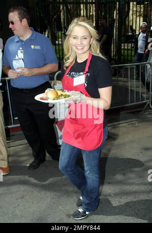 Tiffany Thornton est bénévole à la Mission le Vendredi Saint à Los Angeles, CA. 4/2/10. Banque D'Images